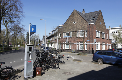 914122 Gezicht op de hoek van de Ingen Houszstraat en de Juliusstraat (links) te Utrecht.